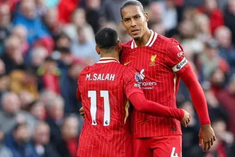 نحتاجه كأحد القادة.. فان دايك يعلق على غياب صلاح عن تشكيل ليفربول الأساسي 